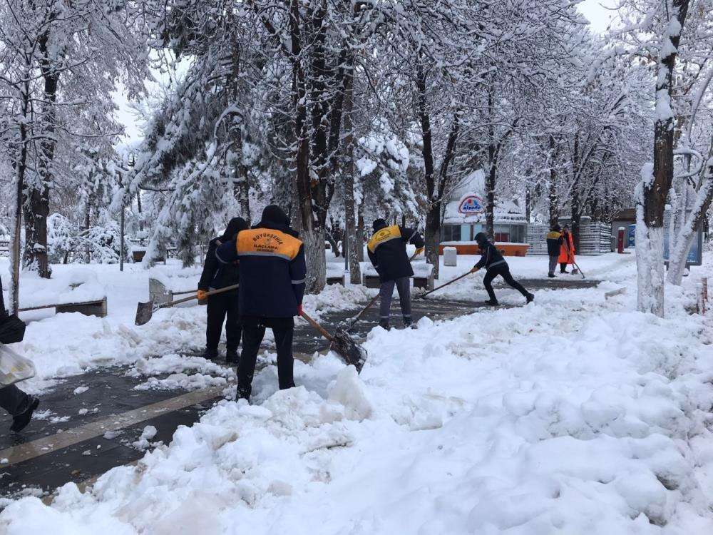 Malatya’da 530 kırsal mahallenin yolu kardan kapandı