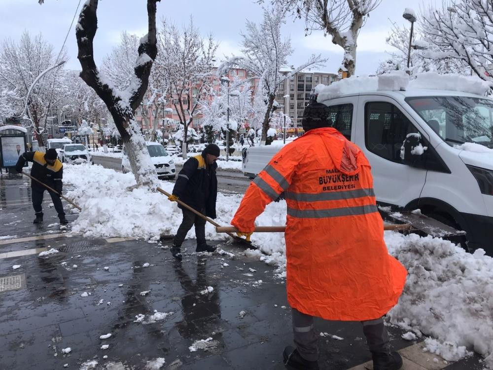 Malatya’da kar nedeniyle kapalı 72 mahalle yolunda çalışmalar sürüyor