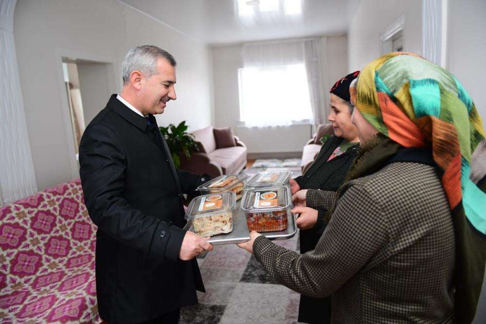 Yeşilyurt'ta komşu ailelere gönül tabağı